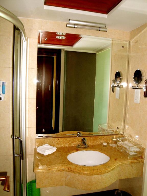 Overseas Chinese International Hotel Qingdao Oda fotoğraf